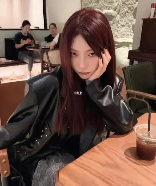 颜色它跟酒红色神似但它比酒红色更偏向紫调完全不用担心染发之后变老