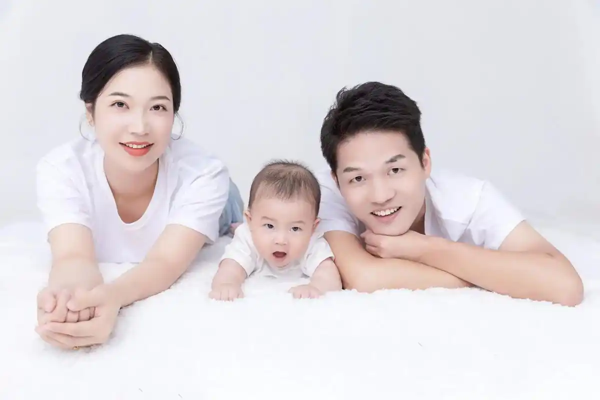 简约亲子全家福.简单的幸福,频繁记录着92 我陪你长大,你陪 - 抖音