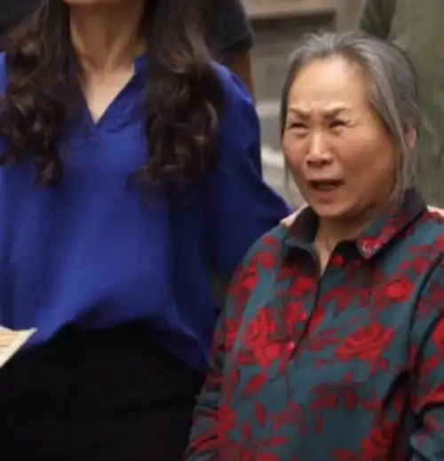 在这场戏中,苇青需要自己拿着一瓶矿泉水直接往头上浇,水花四下山