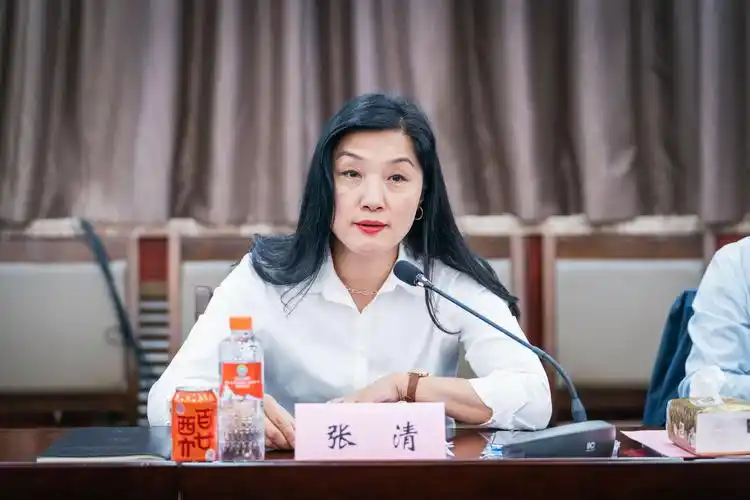 校党委副书记张清主持会议校党委常委,副校长奚家米作主题发布校党委