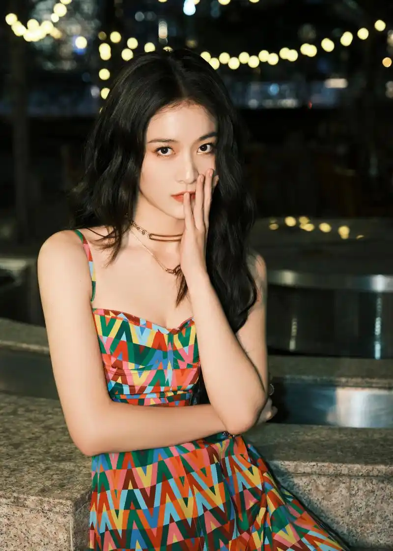 美女图——中国内地95后演员张雪迎