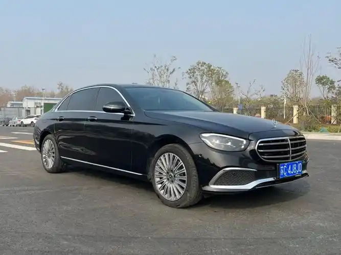 奔驰 奔驰e级  2022款 e 300 l 运动豪华型图片