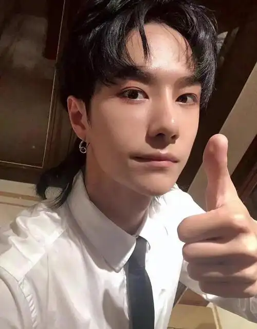 240214 王一博自拍引发粉丝热烈互动,爱意满满点亮社交平台|乐器|生活