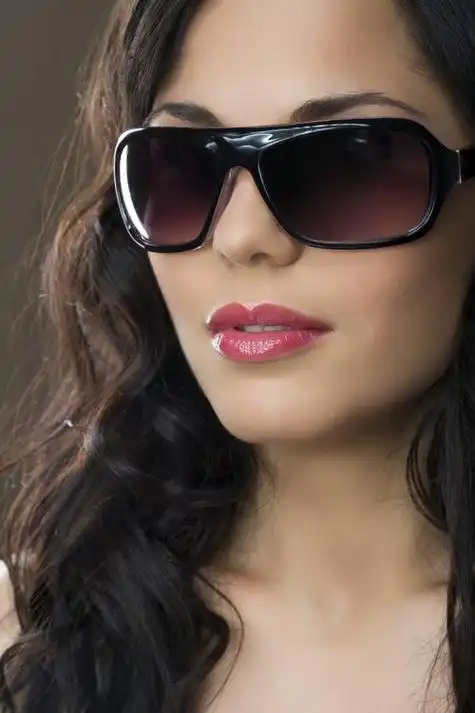 霸气戴墨镜女 墨镜霸气女生