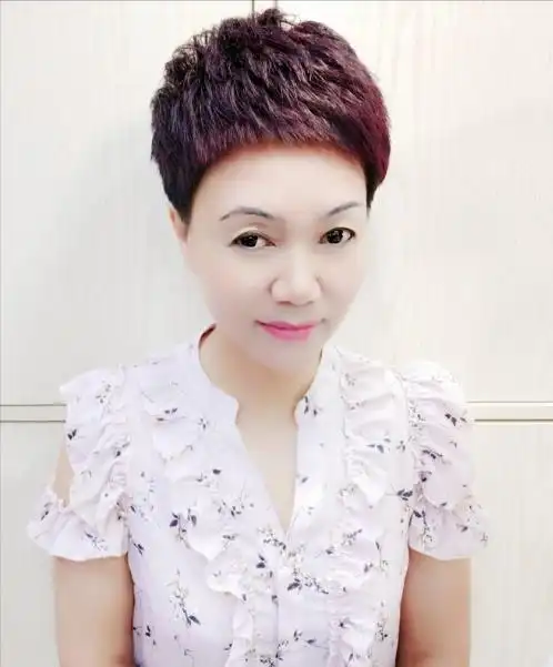 45岁短发显年轻的发型(减龄又显气质的中年女人发型图片)-图3