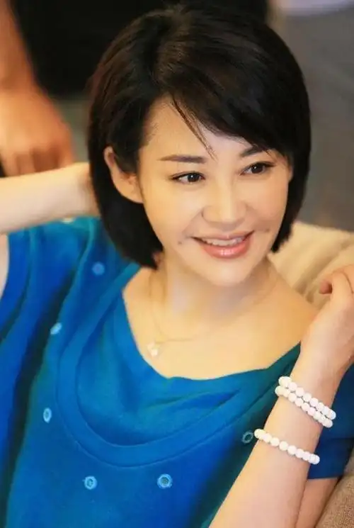 为什么54岁的许晴不婚不育?她终于承认:如果他还在,我会嫁!