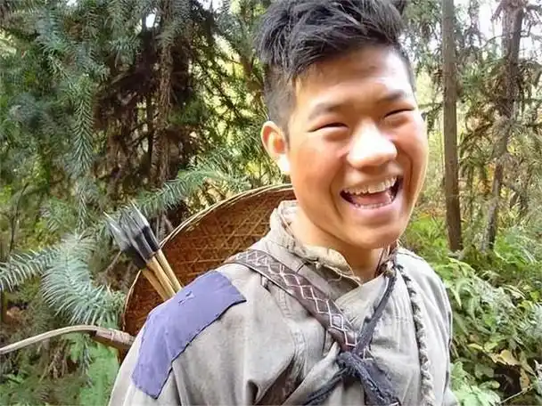 31岁的嘎子和28岁的英子重逢,一个健硕有型,一个女大十八变