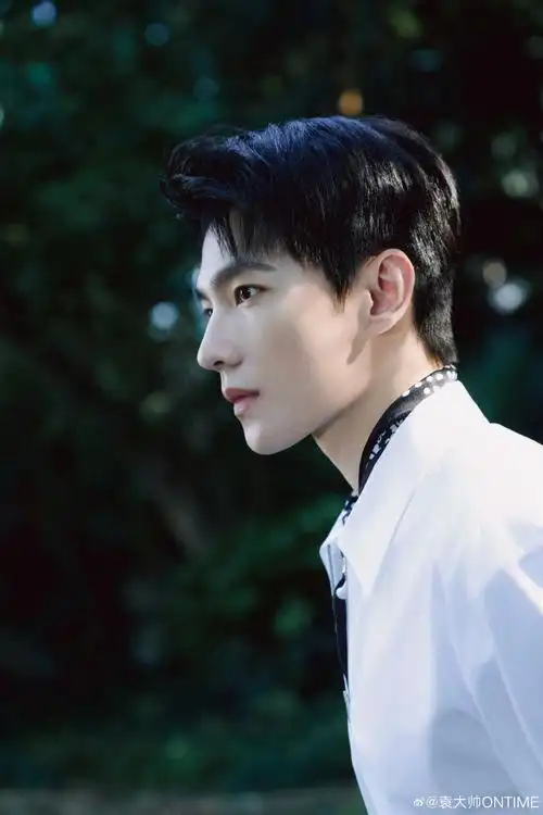 杨洋法国娇兰全球代言人