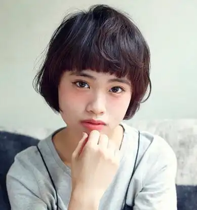 中学生蘑菇头女孩图片 可爱蘑菇头让女孩变动人