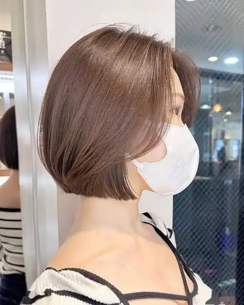 对于40到60岁的女性来说,这款发型可以有效减龄,同时也非常容易打理