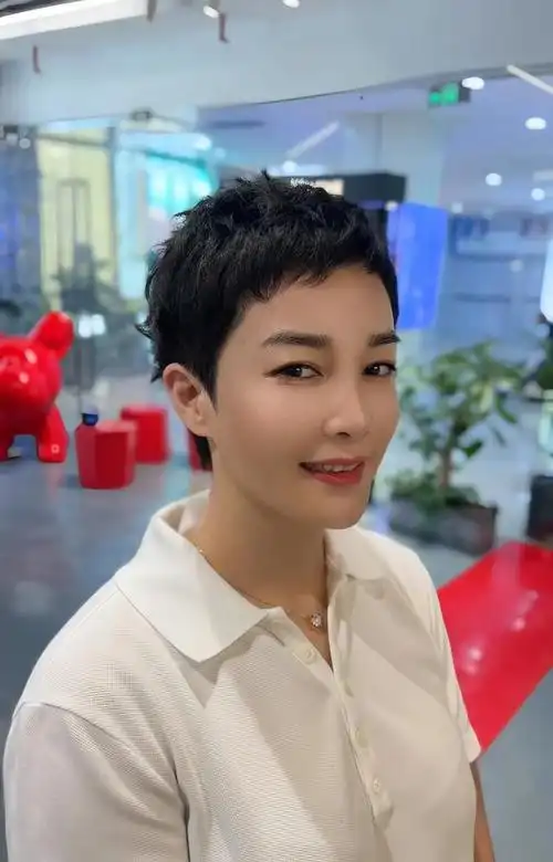 日常的护理也是保持这种发型魅力的关键.