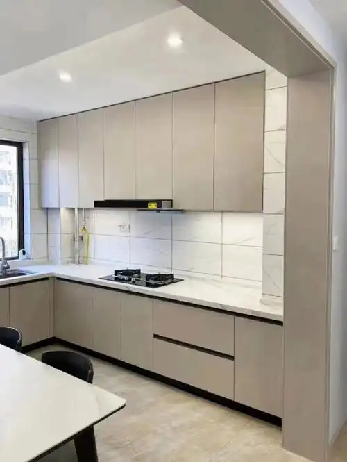 1,使用周期长因为橱柜内部是铝合金材质,外面是仿木纹设置,兼顾美观性