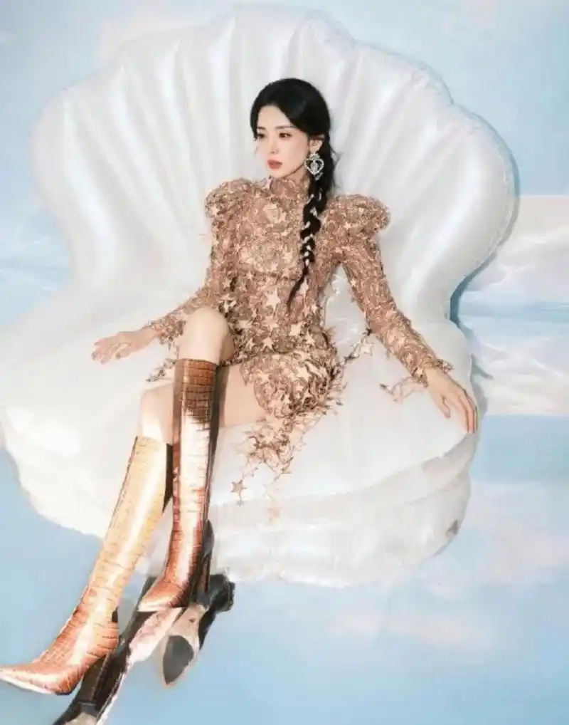 古力娜扎这身造型好飒,星星裙搭配长靴,精致洋气,妩媚动人!
