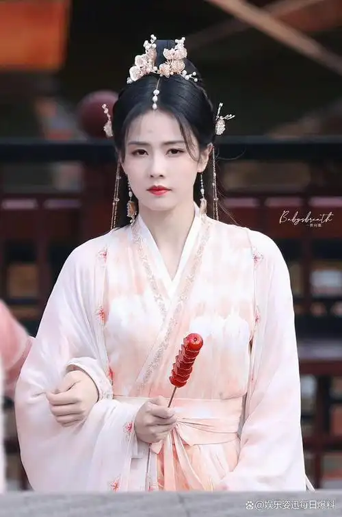 白鹿凭着电视剧《招摇》,《周生如故》,《一生一世》和《烈火军校》等