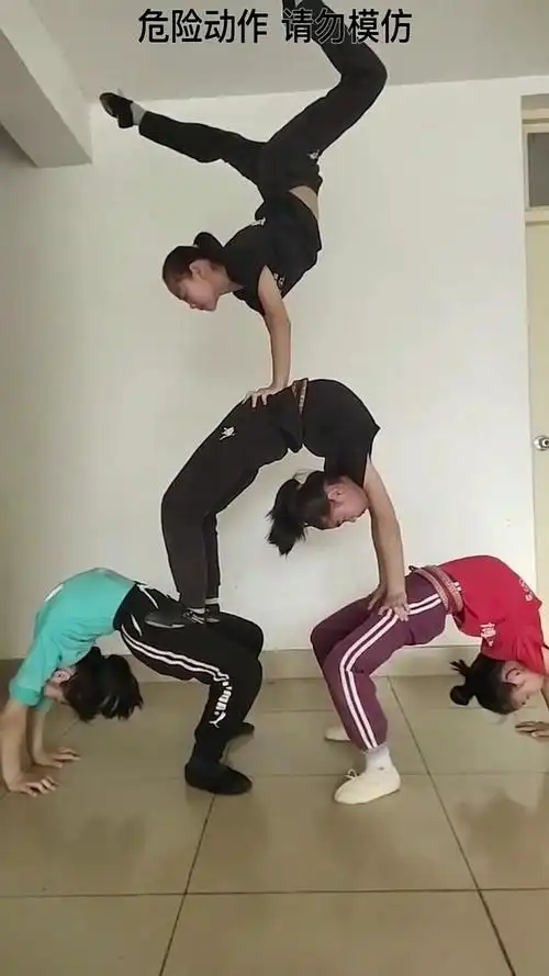 民间牛人耍杂技:杂技4人组合表演叠罗汉,动作娴熟,太厉害了!
