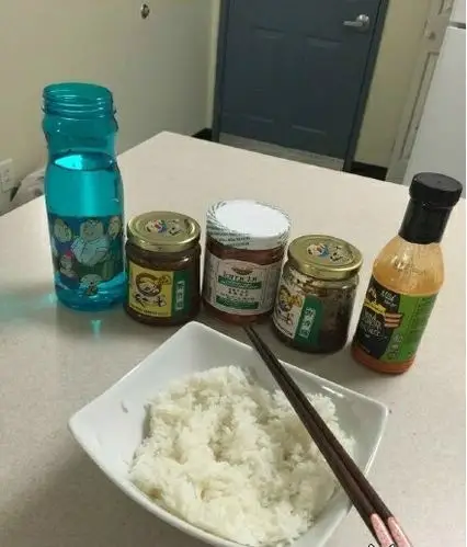 贫僧早餐基本不吃,中晚餐每天就这些,标准的四菜一汤.