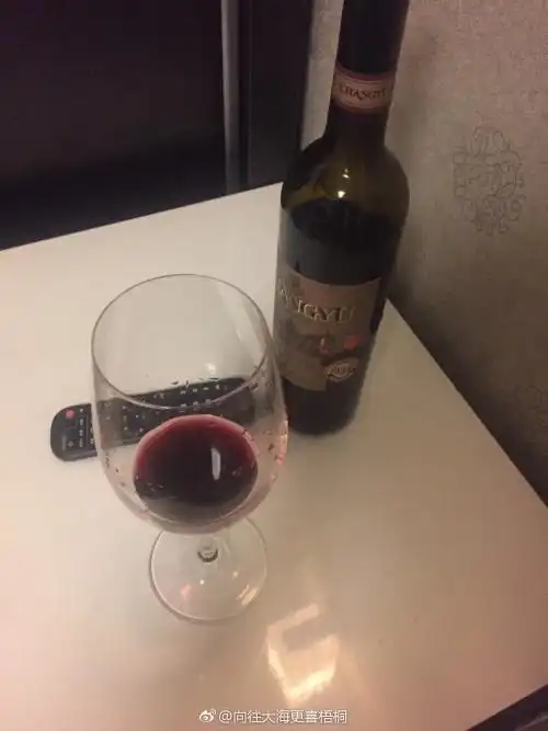 夜里一个人喝酒的图片