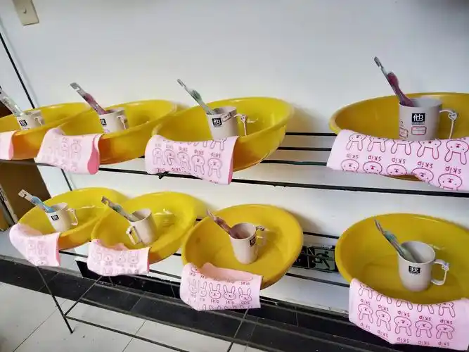 每个人一套洗漱用品,看着就整齐划一,部队生活中的典型