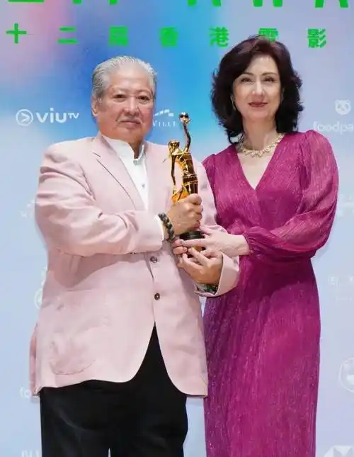 原创72岁洪金宝携妻子领奖57岁老婆穿红裙仍风情万种但他是老到走不动