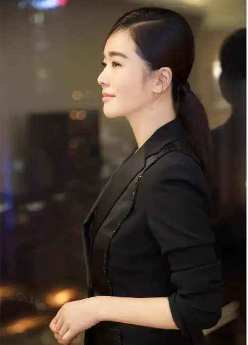 左小青气质感真好!黑色西装干练洒脱,知性优雅又不失气场