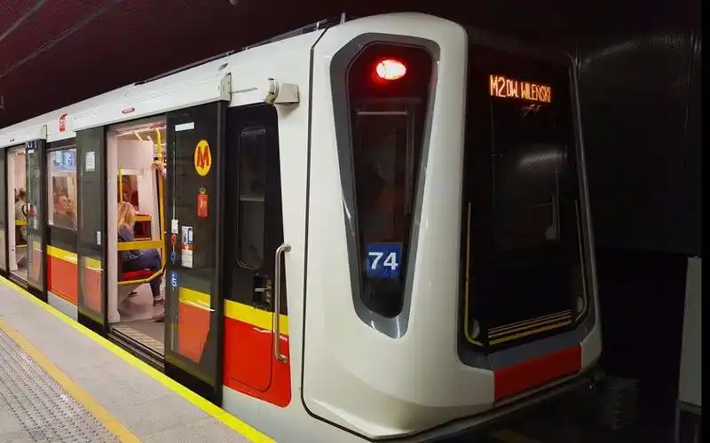 波兰华沙乘地铁从s00u04ew到stok00osy