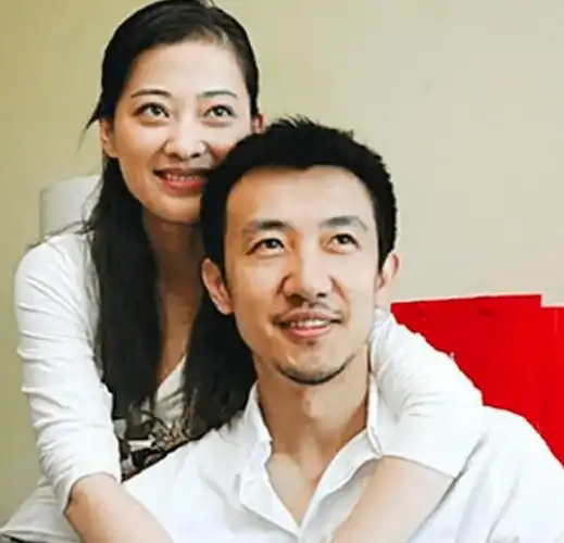 梅婷晒日常秀幸福,老公下厨为一家十口做饭,9岁女儿化妆超爱美_曾剑