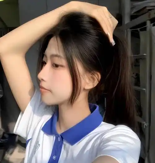 更流行"非主流"审美,比如"杀马特"发型,五颜六色的刘海等等,而00后