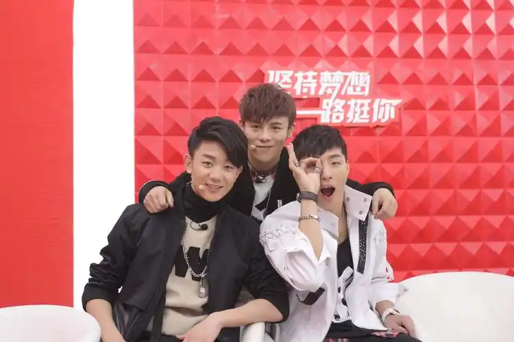 《燃烧吧少年!》李宇春舒淇互探"敌情" 新三人组肖战韩沐伯难适应