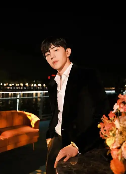 邓伦12月10日出席活动