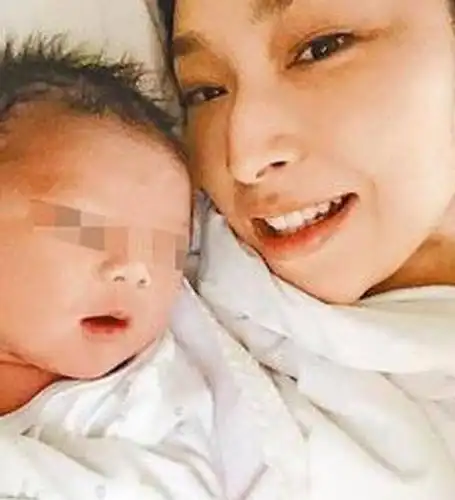 娱乐圈又一女神三胎得子从未宣布结婚领证坦言还要生两个网友什么时候