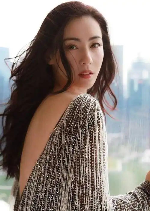 被全网议论,更有媒体频频扒孩子的生父是谁,而张柏芝不予回应的作风也