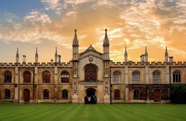 剑桥大学七年求学生涯,张欣可以说是逆天改命,她从贫苦家庭的流水线