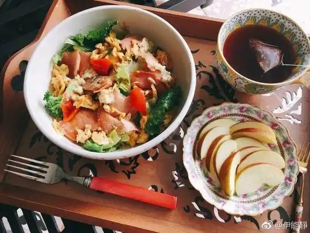 近日早上,伊能静起了个大早,为自己做了顿精致的早餐.