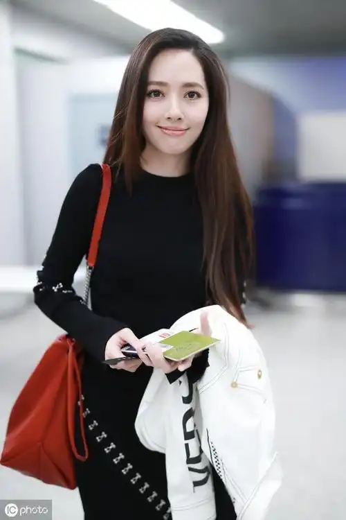 同样都是"黑长直"造型上镜的郭碧婷和刘亦菲,谁更"抢眼"呢