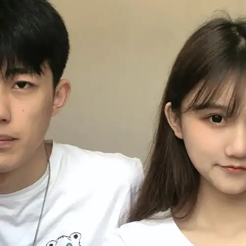 一组情侣大头照[大笑] 用的是轻颜的里面的质感 是风格喔 不是滤镜