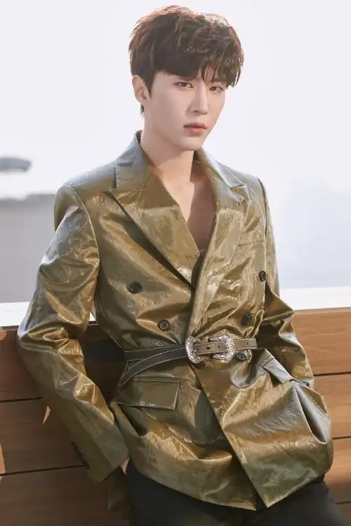 范丞丞绿色西装帅气写真图片56