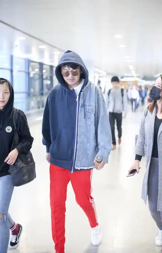 雷佳音全黑look走机场,184的身高却有"锥子腿",不看脸似男模