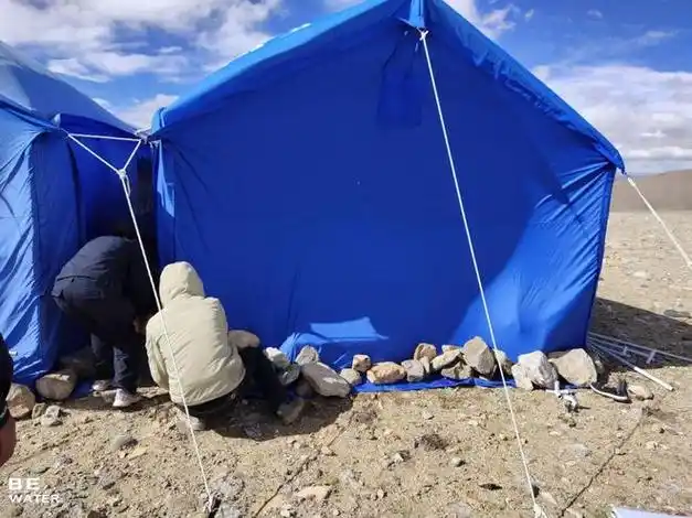 下午是检验搭建帐篷成果的时候,好几次,狂风大作,大家还没来得及反应