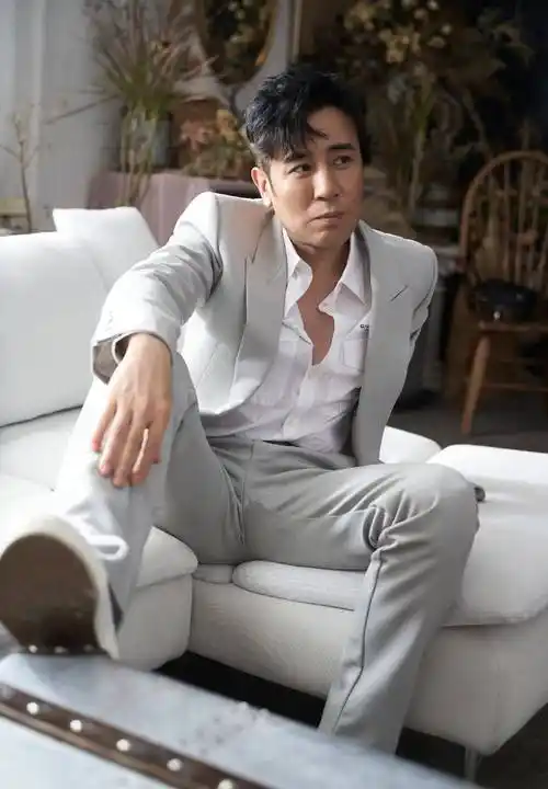 于和伟:曾和小14岁女星传绯闻,今生最正确的决定,就是娶了初恋_宋林静