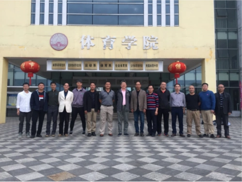 我校教师在广西师范大学体育学院副院长谢伟带领下参观该校体育场馆