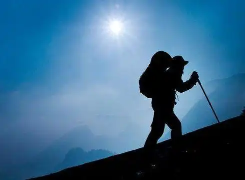 我终于想明白了,一直以来我都是一个人在行走着,路途上会遇到很多人