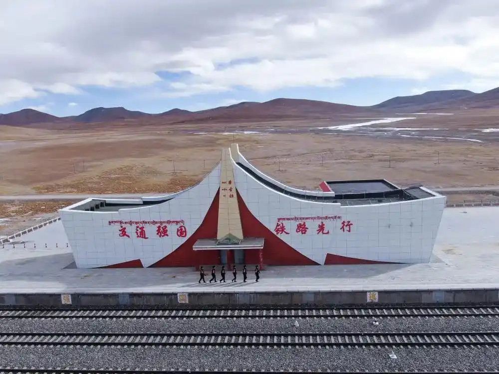 2月4日,沱沱河站派出所巡线民警在唐古拉站巡查(无人机照片).