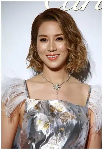 徐子淇穿学生妹装遛狗,褪去华丽性感礼服变清纯,一下年轻20岁