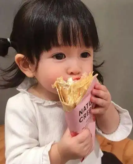 日本超萌吃货小女孩走红全网,明明可以靠可爱,却偏偏要搞怪!