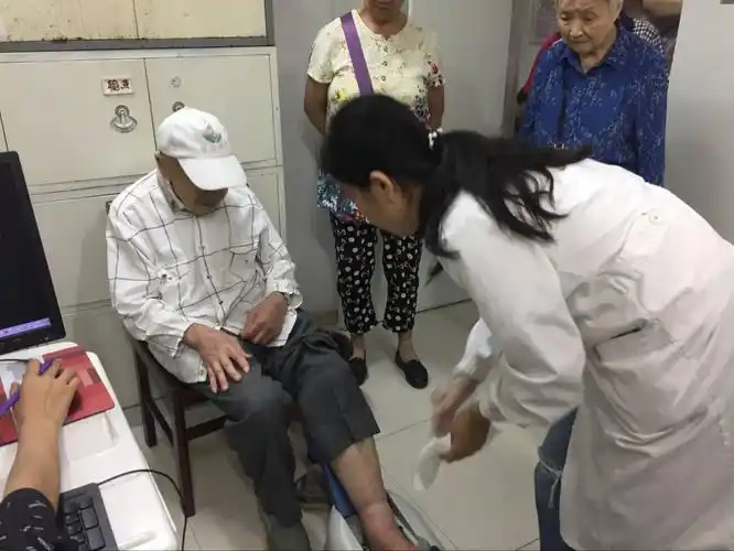 梨园中心为百岁老人体检开通绿色通道