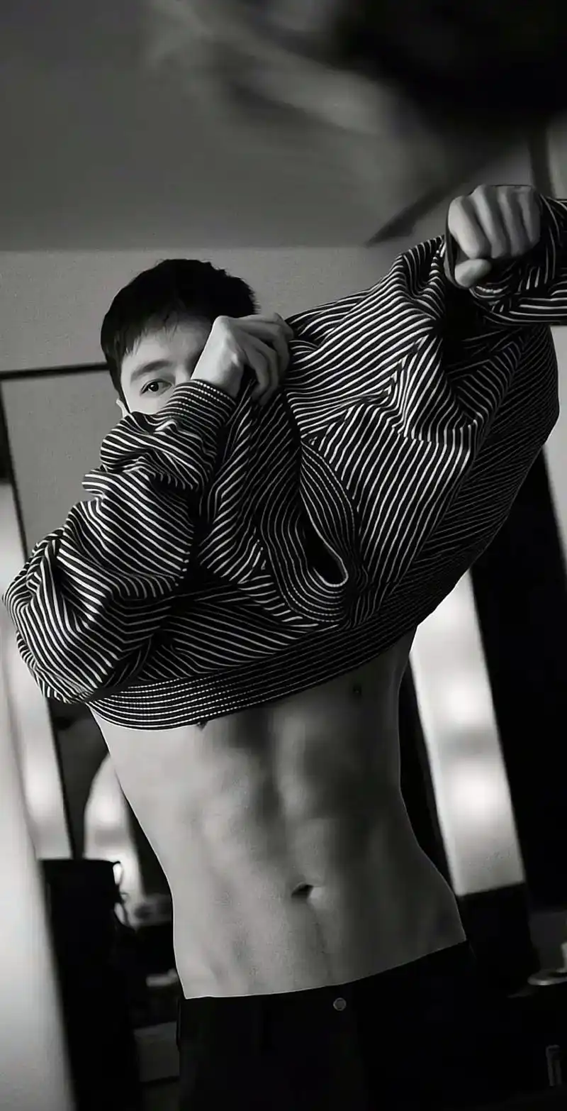 张艺兴 #禁欲系 #腹肌 #硬照 #张pd 到点了,请欣赏 - 抖音