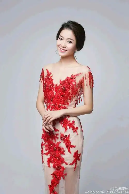 她是东方卫视主持人,当年风光嫁豪门,后离婚直播卖货抚养儿子