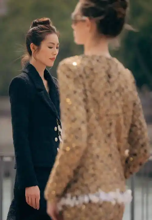 阔太奚梦瑶台下看秀vs超模刘雯台上走秀:国模人生大不同_高定_何穗