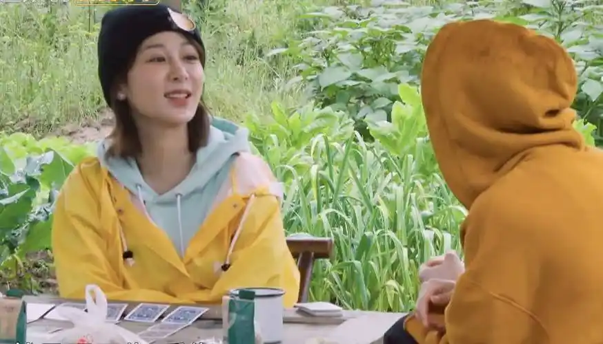 我洗不掉!杨紫给张艺兴算命,当他拿出杨紫的卡时,结果尴尬