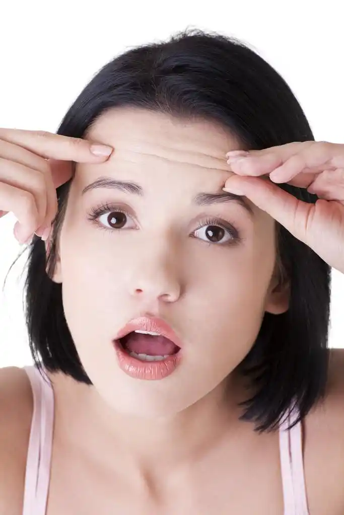 检查她在她的前额上有皱纹的女人